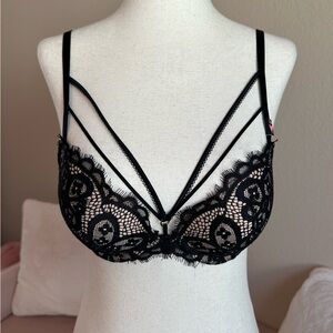 Victoria’s Secret Very Sexy Push Up Bra 32B Black Lace Padded Underwire Strappy